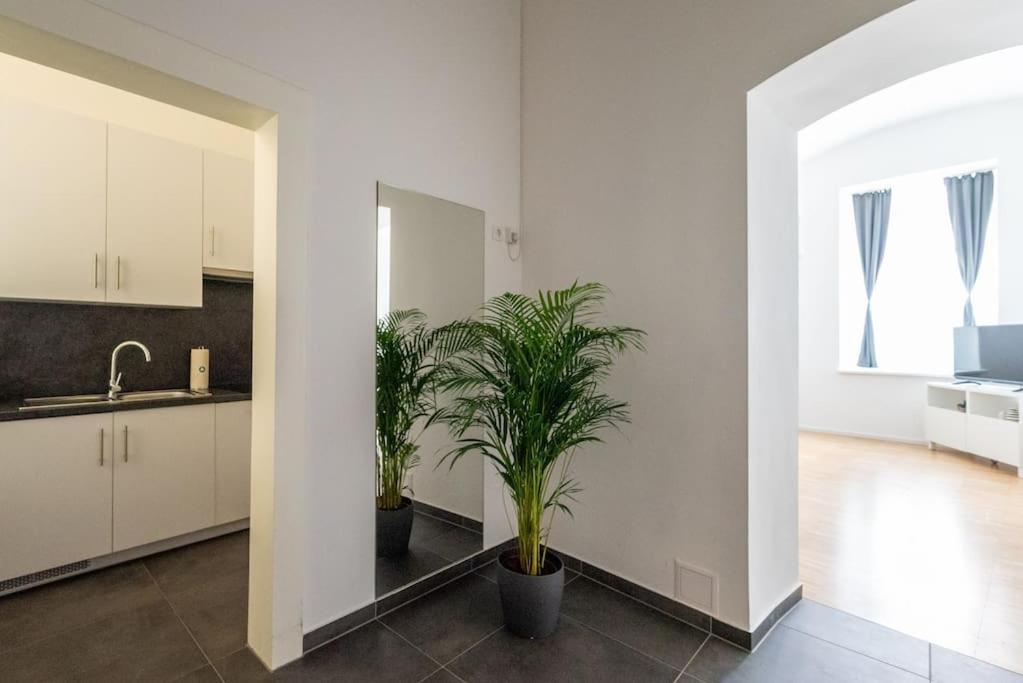 Pristine 1br Steps From By Hm Apartamento *