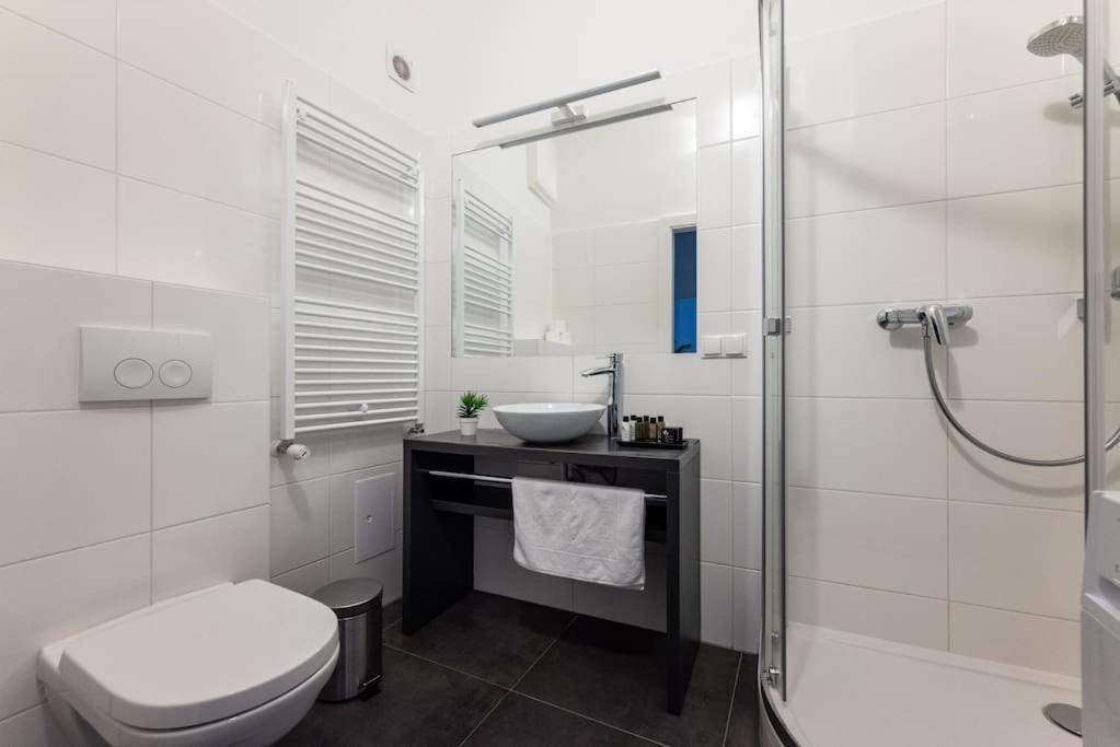 Pristine 1br Steps From By Hm Apartamento *