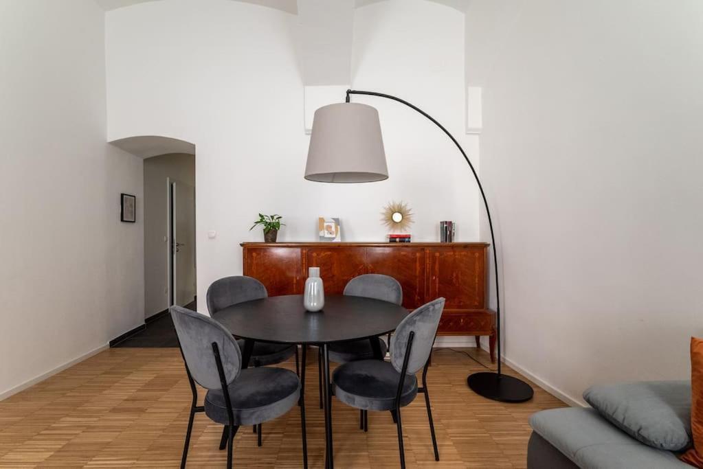 Pristine 1br Steps From By Hm * Viena